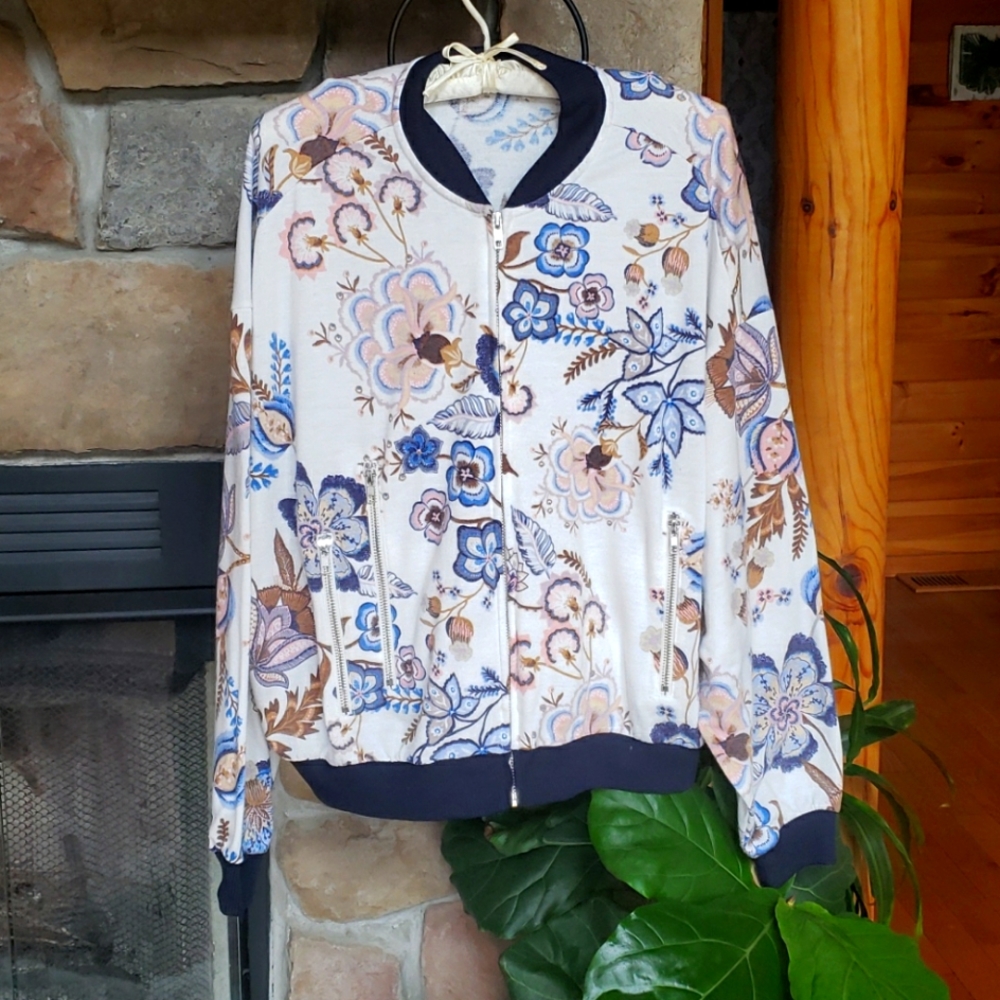 🛍 Bundle & Save 3/$20🛍 Annabelle Jacket (L)